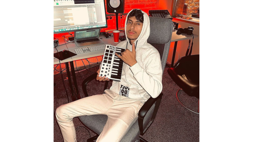 Xsoundbeatz the Macedonian producer plays the intro melody for the song “Dashnija Jeme” by the most famous Albanian singer, MEDA