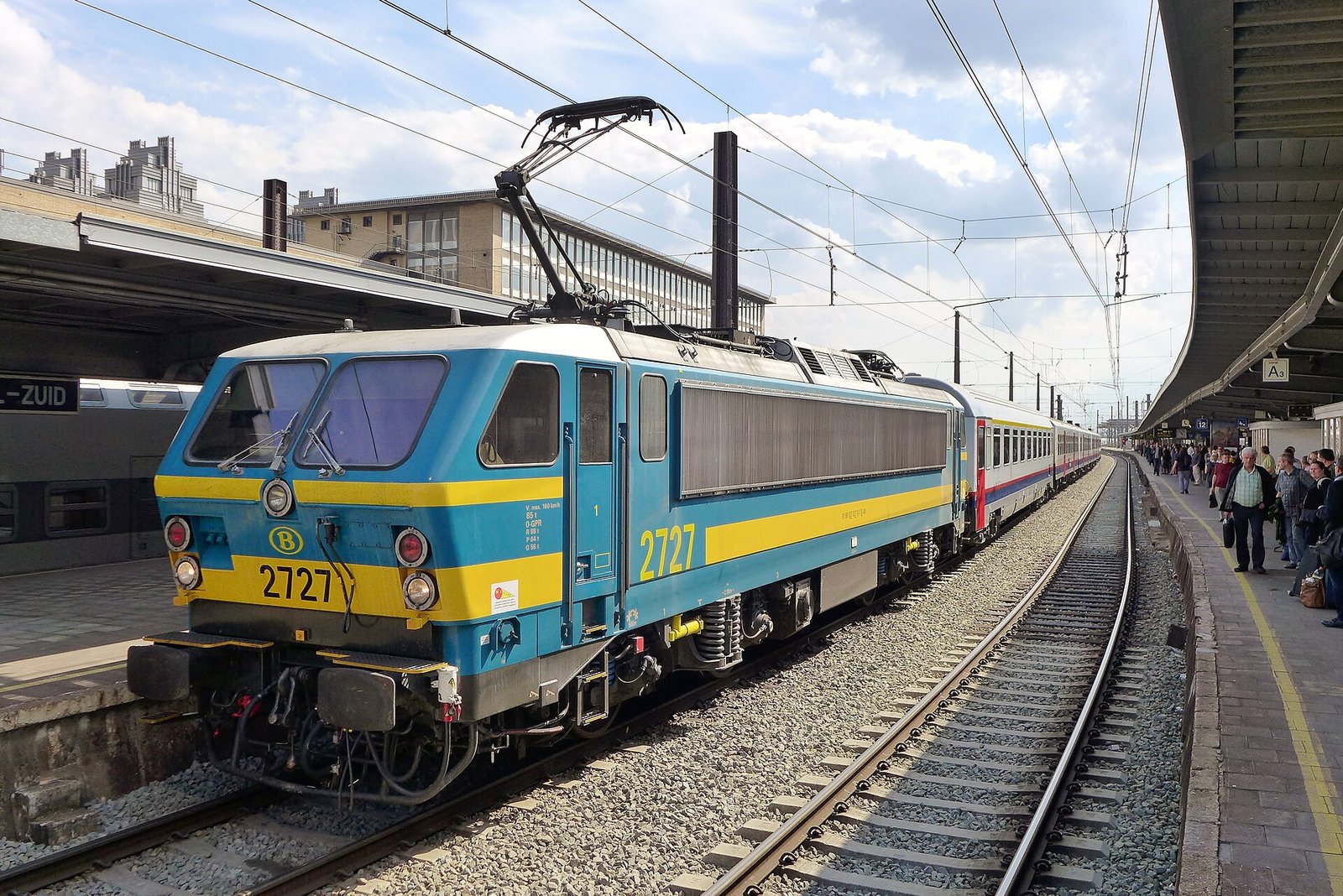 How a new night train is courting business travelers to Milan