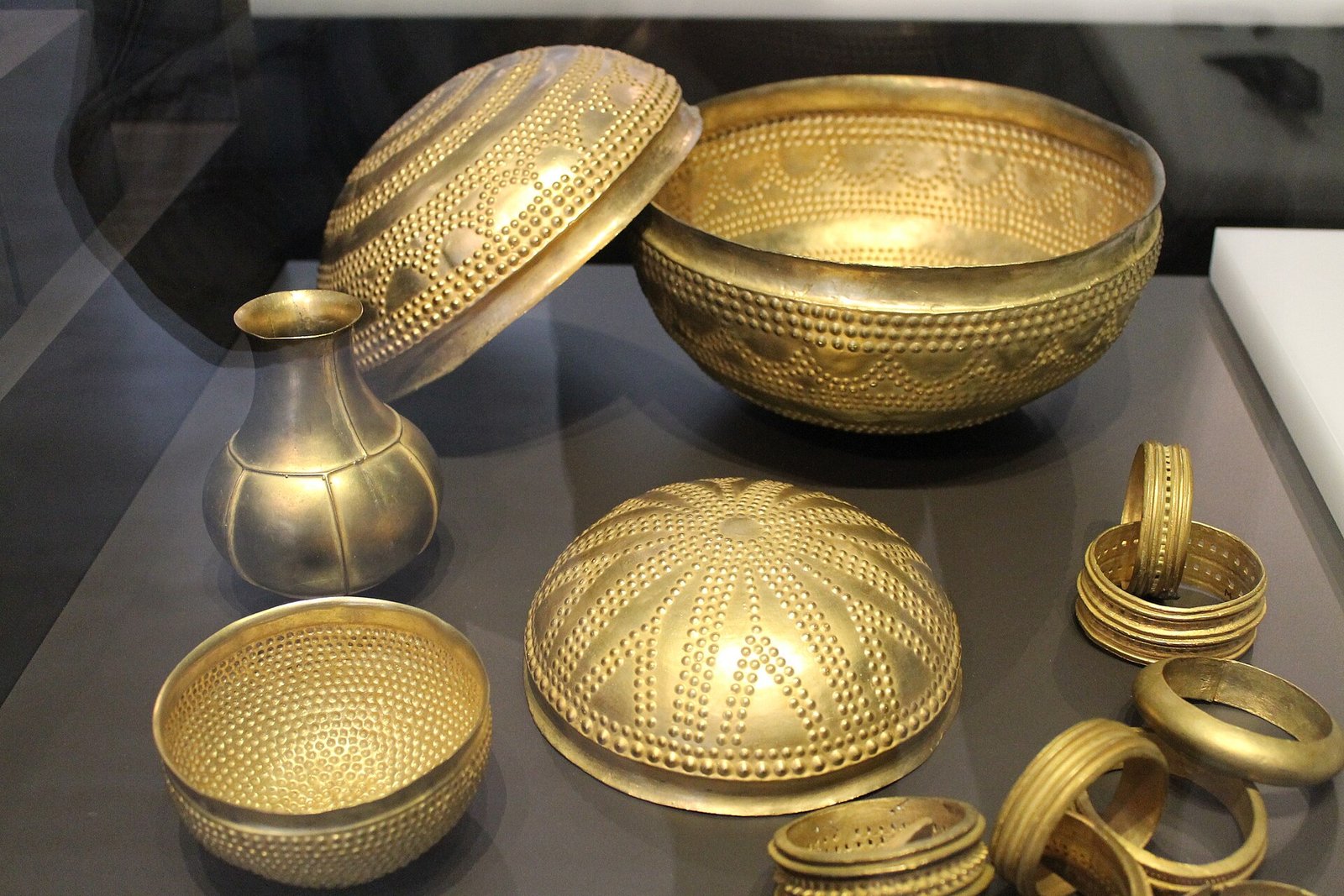 How a Four-Minute Heist Stripped Spain’s Bronze Age Gold Treasure